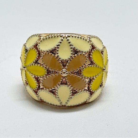 Source Unknown Jewelry - Gold Floral Ring With Yellow, Tan, Cream Enamel, Cloisonné, Size 7, Good Quality